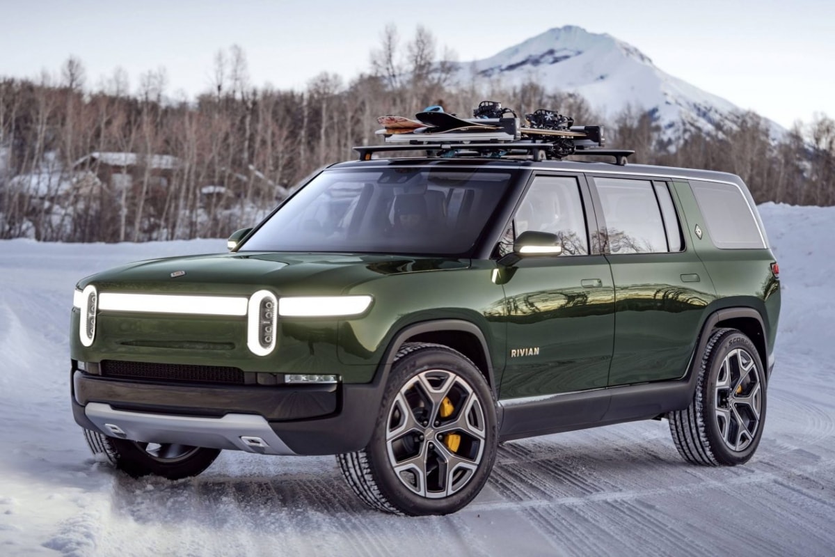 Rivian R1S đã chứng minh quan điểm của mọi người về việc những chiếc SUV cỡ lớn chỉ có tính thực tế hơn là phong cách. Đã sẵn sàng cho việc giao hàng vào đầu năm sau, R1S là chiếc SUV 3 hàng ghế được trang bị 4 mô tơ điện sản sinh công suất kết hợp 700 mã lực. Sức mạnh này là đủ để chiếc SUV lớn này tăng tốc từ 0-100 km/h trong 3 giây. Nhưng R1S còn có khả năng kéo lên tới 3.492 kg và có khả năng off-road tốt với lốp A/T tiêu chuẩn và khoảng sáng gầm lên tới 14,9 inch.