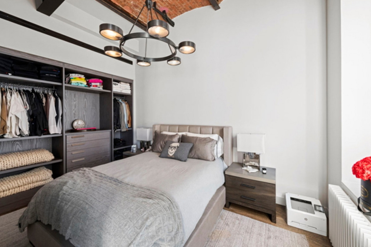 Phòng ngủ dành cho khách với tủ quần áo gỗ rộng rãi, hoàn hảo cho những người bạn là người mẫu thời trang của Bella.
