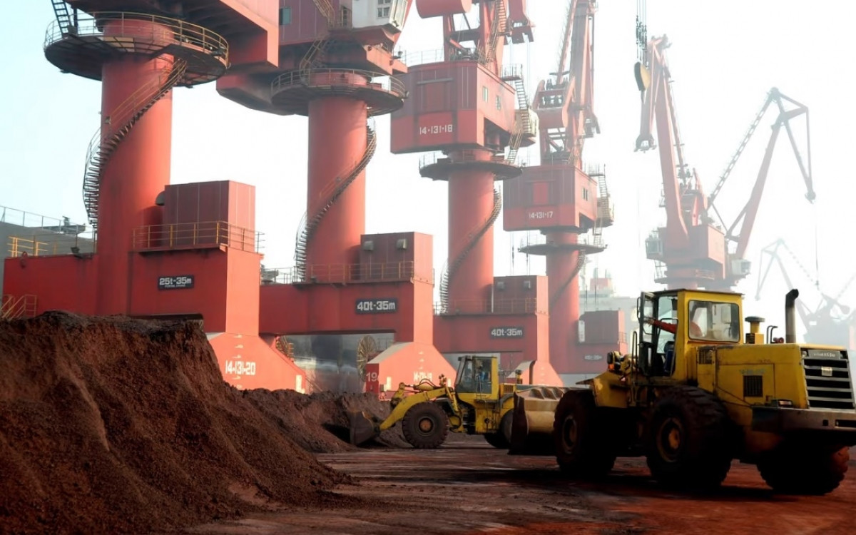 Công nhân vận chuyển đất chứa thành phần đất hiếm dùng để xuất khẩu tại một cảng ở tỉnh Giang Tô, Trung Quốc. Ảnh: Reuters.