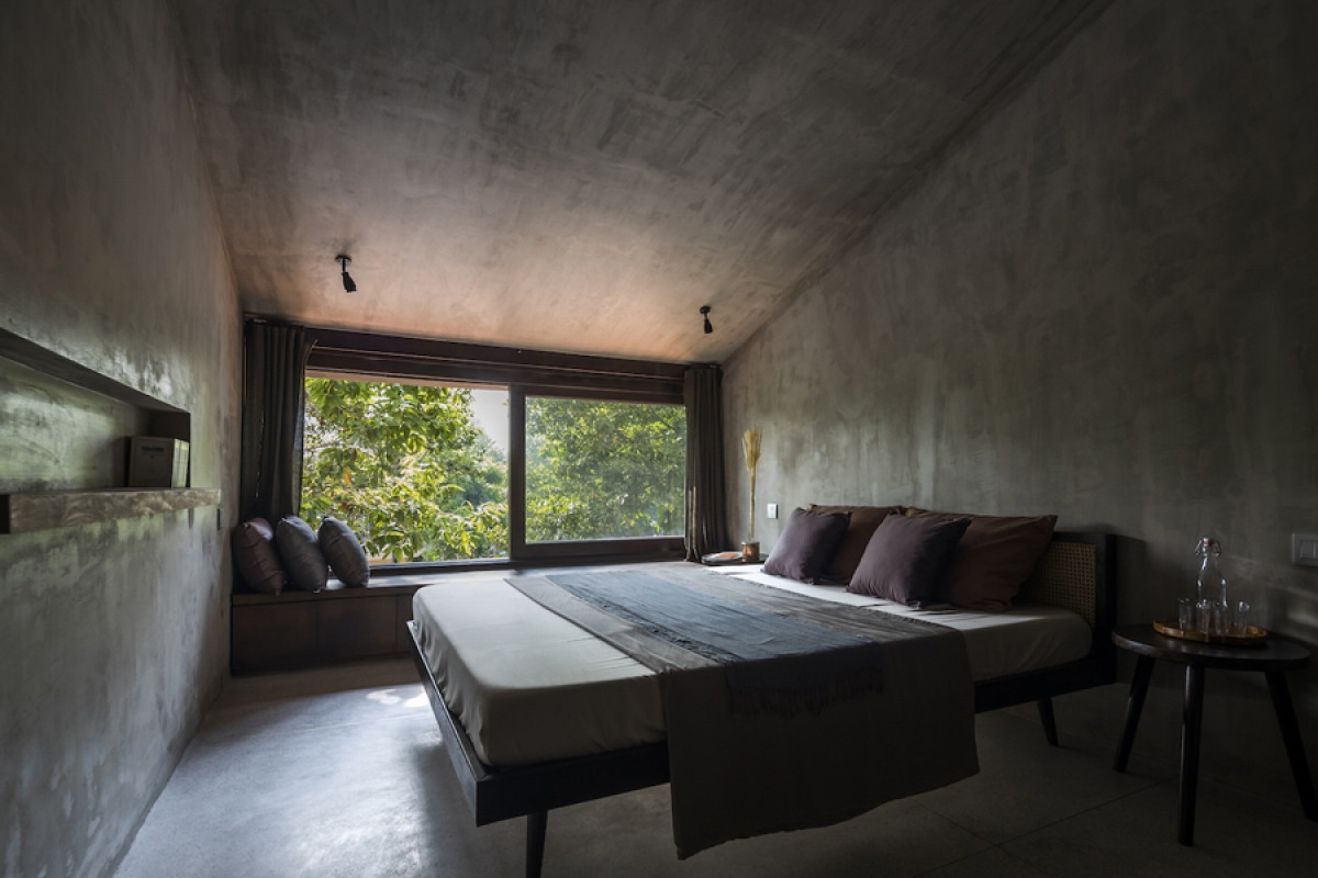 Tầng 2 có 3 phòng ngủ cùng không gian sinh hoạt chung. Cửa sổ phòng ngủ mở rộng đảm bảo ánh sáng tự nhiên cho căn phòng. Màu ghi xám là màu chủ thể xuyên suốt các không gian.