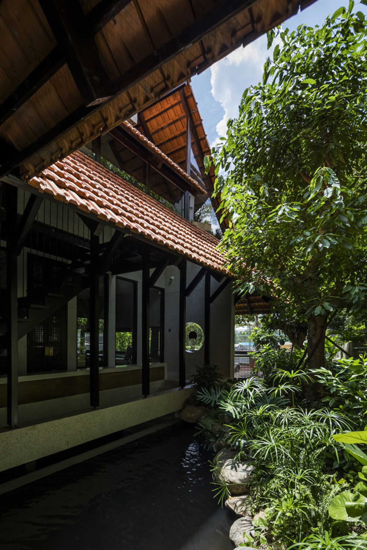 Kiến trúc công trình được thiết kế dựa trên sự kế thừa của kiến trúc truyền thống, kết hợp hài hòa với cảnh quan cây xanh, mặt nước.