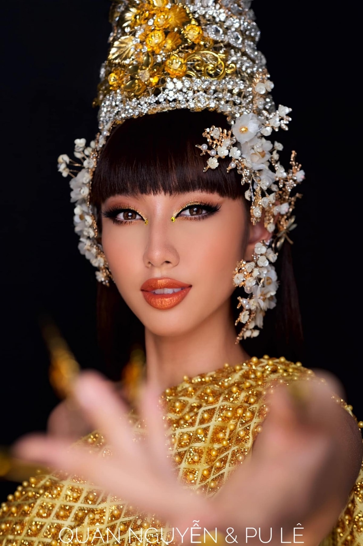 Diện váy sexy, Hoa hậu Thùy Tiên bừng sáng trong nắng sớm - 6
