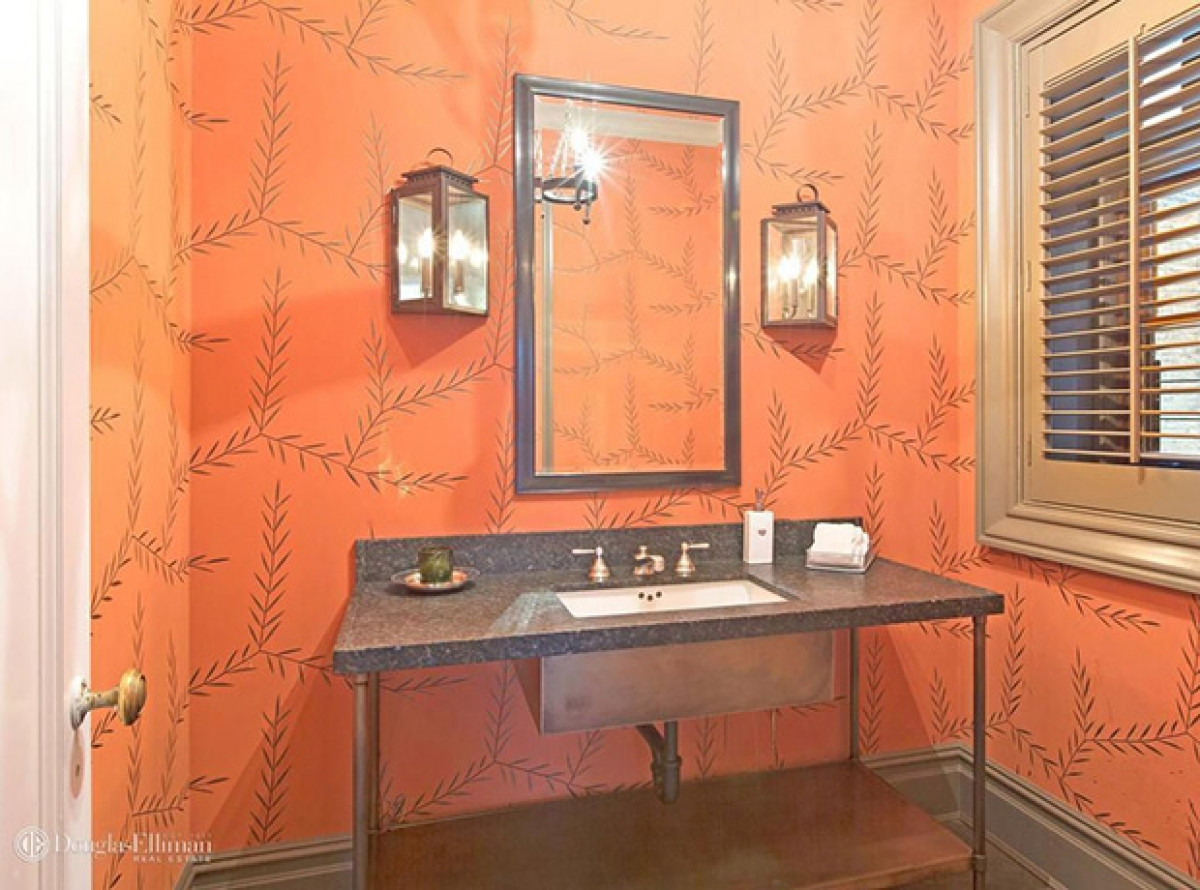 Trong phòng trang điểm, giấy dán tường in hình chiếc lá màu cam hoàng hôn tạo ấn tượng đậm nét.