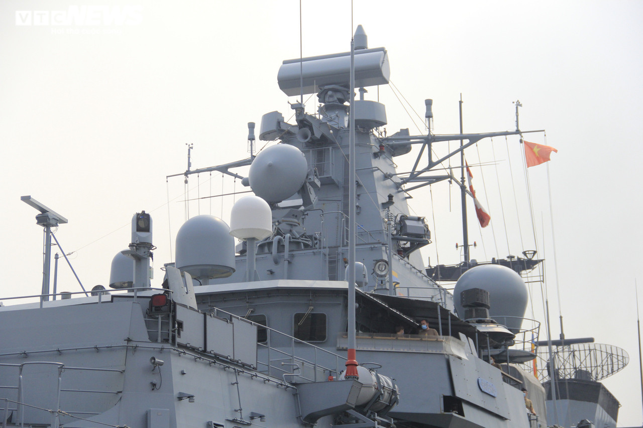 Ngắm khinh hạm Bayern của Hải quân Đức cập Bến cảng Nhà Rồng - 11