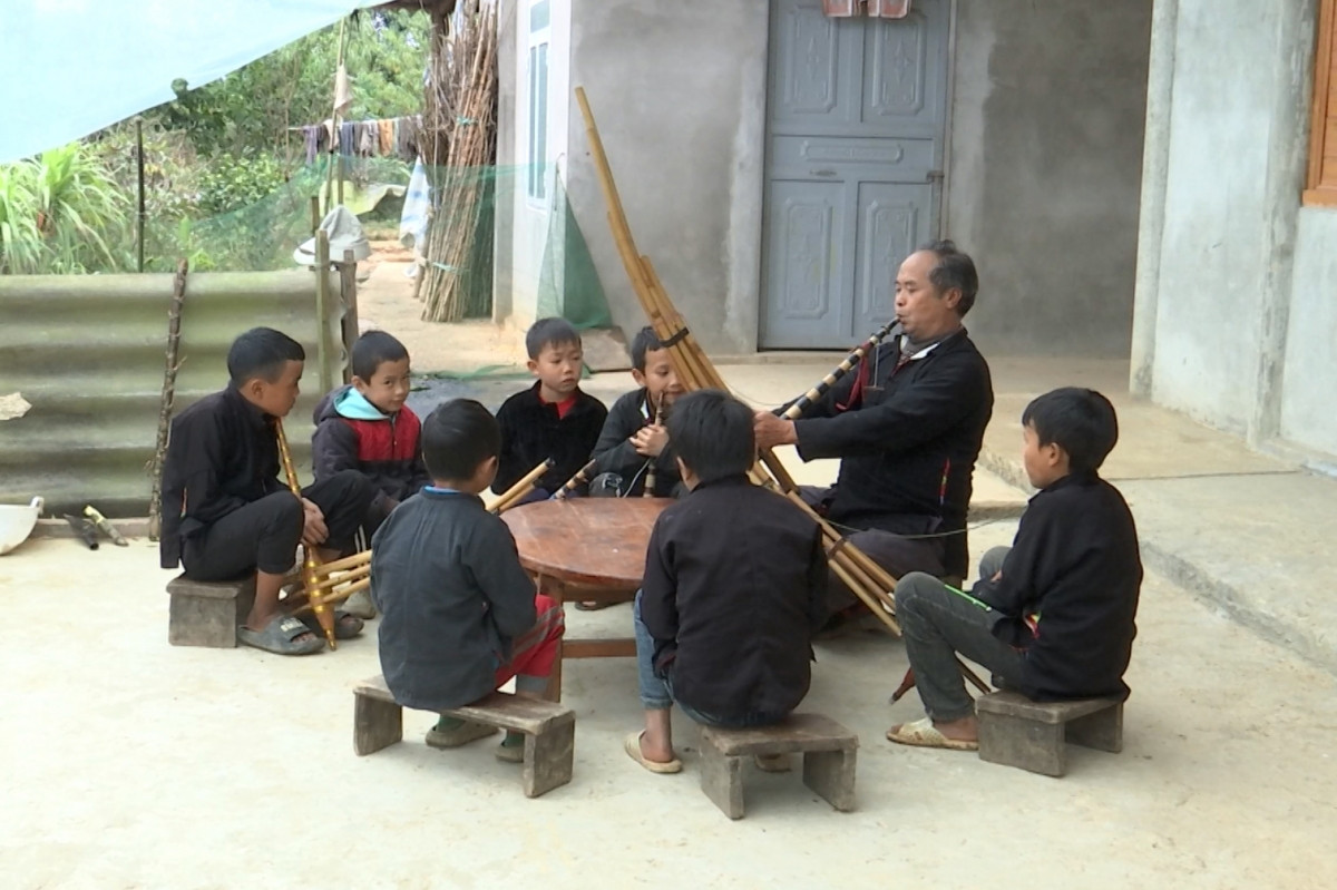 Trẻ em người Mông tham gia học khèn tại câu lạc bộ.