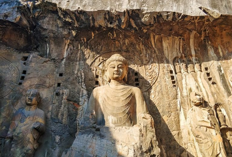 Di tích cổ chứa hơn 100.000 tượng Phật trong các hang động huyền ảo khi đêm về - 7