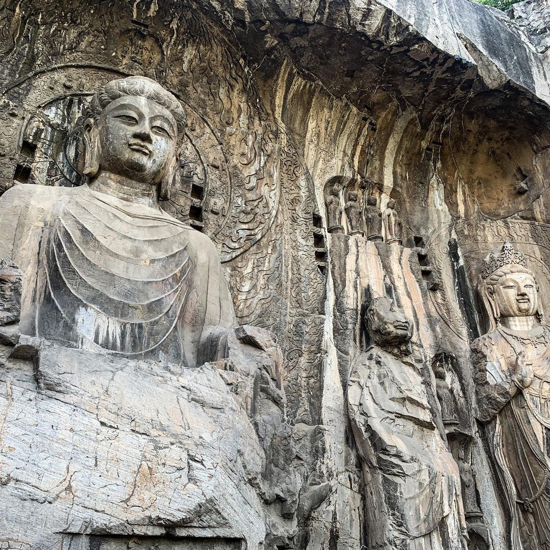 Di tích cổ chứa hơn 100.000 tượng Phật trong các hang động huyền ảo khi đêm về - 9