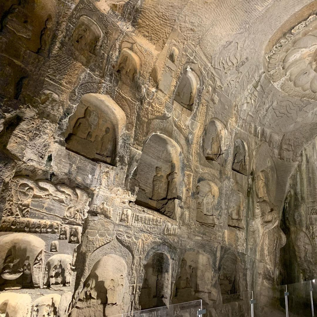 Di tích cổ chứa hơn 100.000 tượng Phật trong các hang động huyền ảo khi đêm về - 5
