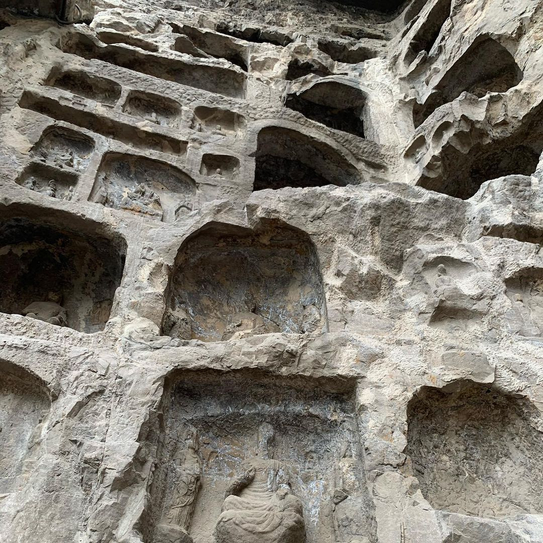 Di tích cổ chứa hơn 100.000 tượng Phật trong các hang động huyền ảo khi đêm về - 4
