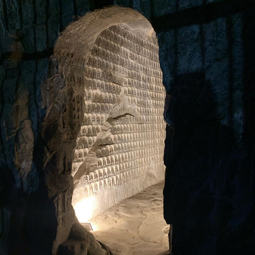 Di tích cổ chứa hơn 100.000 tượng Phật trong các hang động huyền ảo khi đêm về - 6