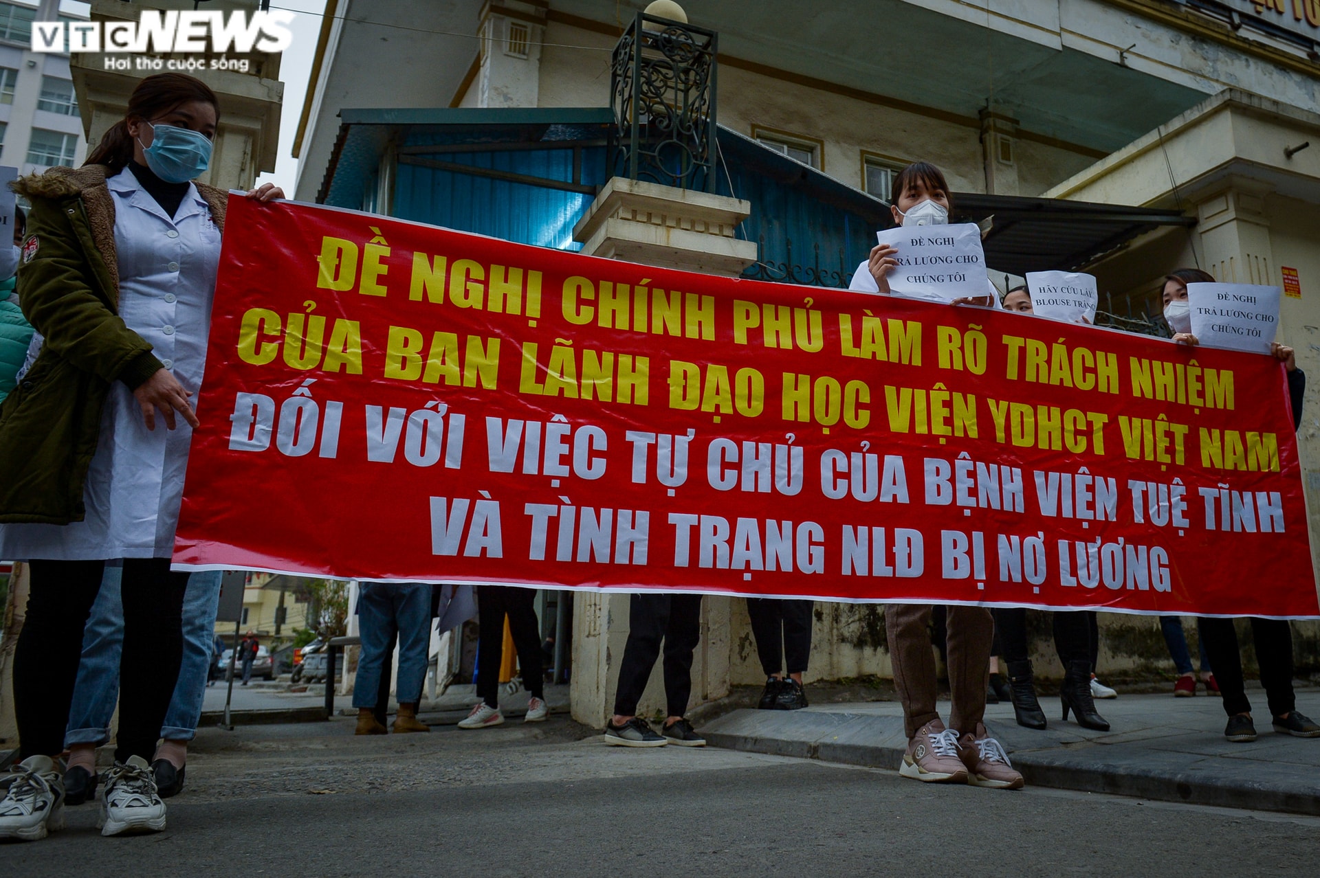 Ảnh: Nhân viên bệnh viện Tuệ Tĩnh giăng biển hiệu đòi tiền lương - 9