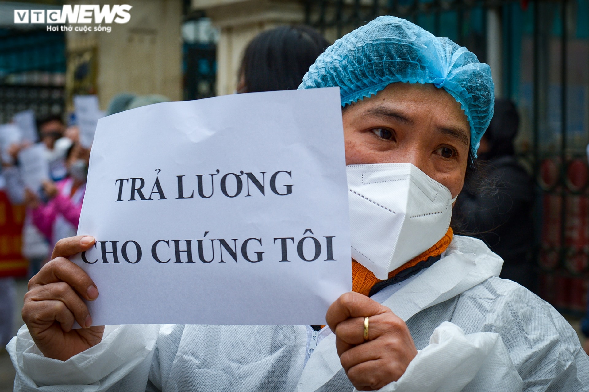 Ảnh: Nhân viên bệnh viện Tuệ Tĩnh giăng biển hiệu đòi tiền lương - 7