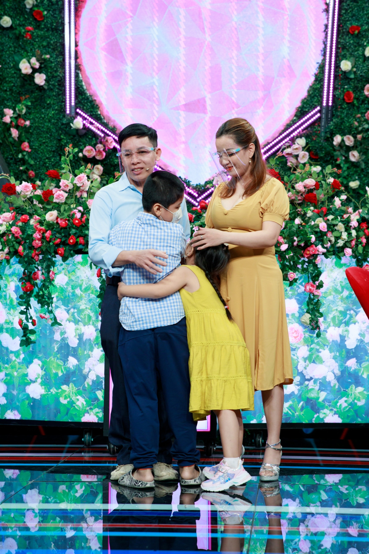 Hai con của Minh Huế ôm chặt mẹ và chú Minh Khang.