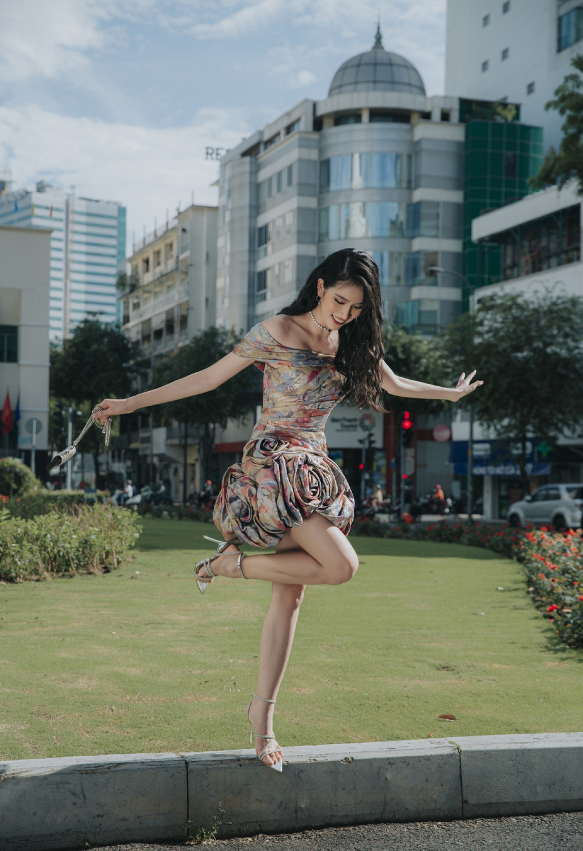 Với những shoot ảnh chụp tại đường phố Sài Gòn, nàng Hậu thướt tha thả dáng, khoe trọn những nhan sắc mỹ miều ngày một thăng hạng của mình.