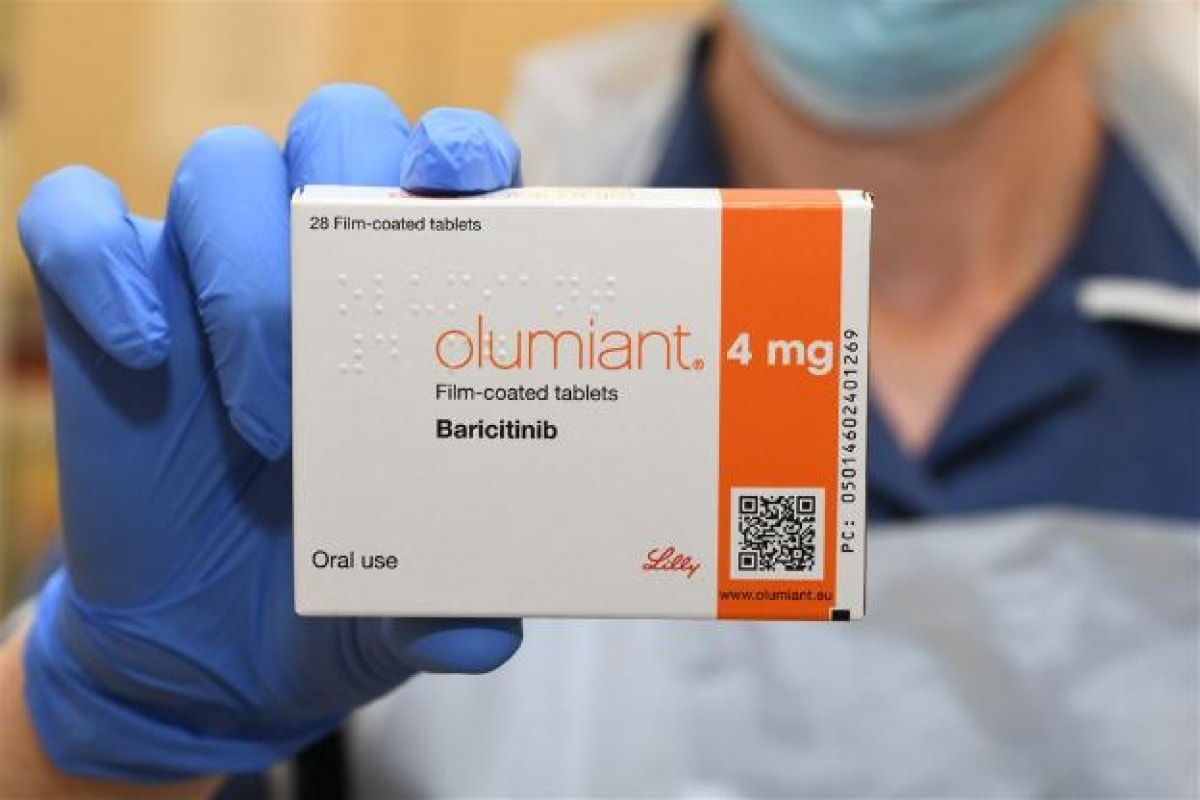 Thuốc uống baricitinib được dùng cùng với corticosteroid trị COVID-19.