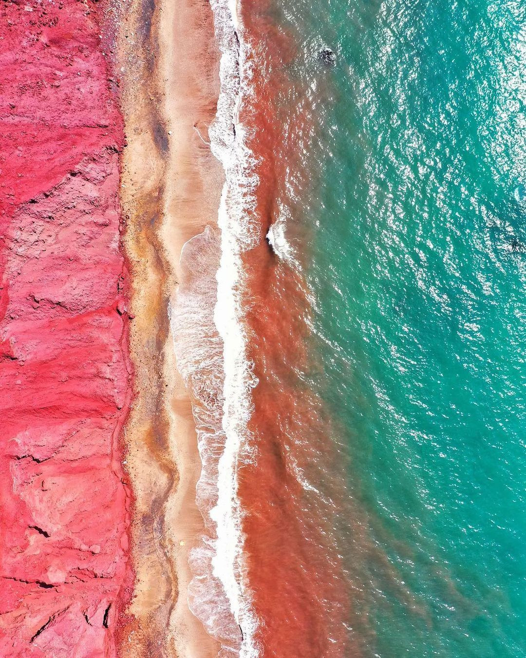 Hòn đảo độc nhất hành tinh với bờ biển đỏ như máu, cát có thể chế thành món ăn - 3