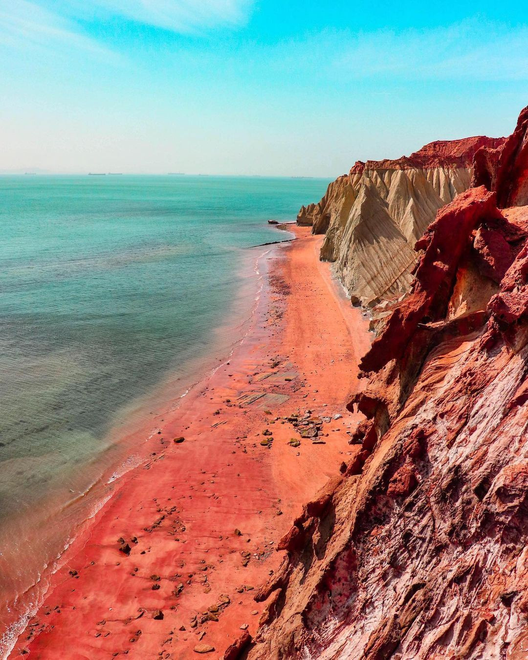 Hòn đảo độc nhất hành tinh với bờ biển đỏ như máu, cát có thể chế thành món ăn - 4