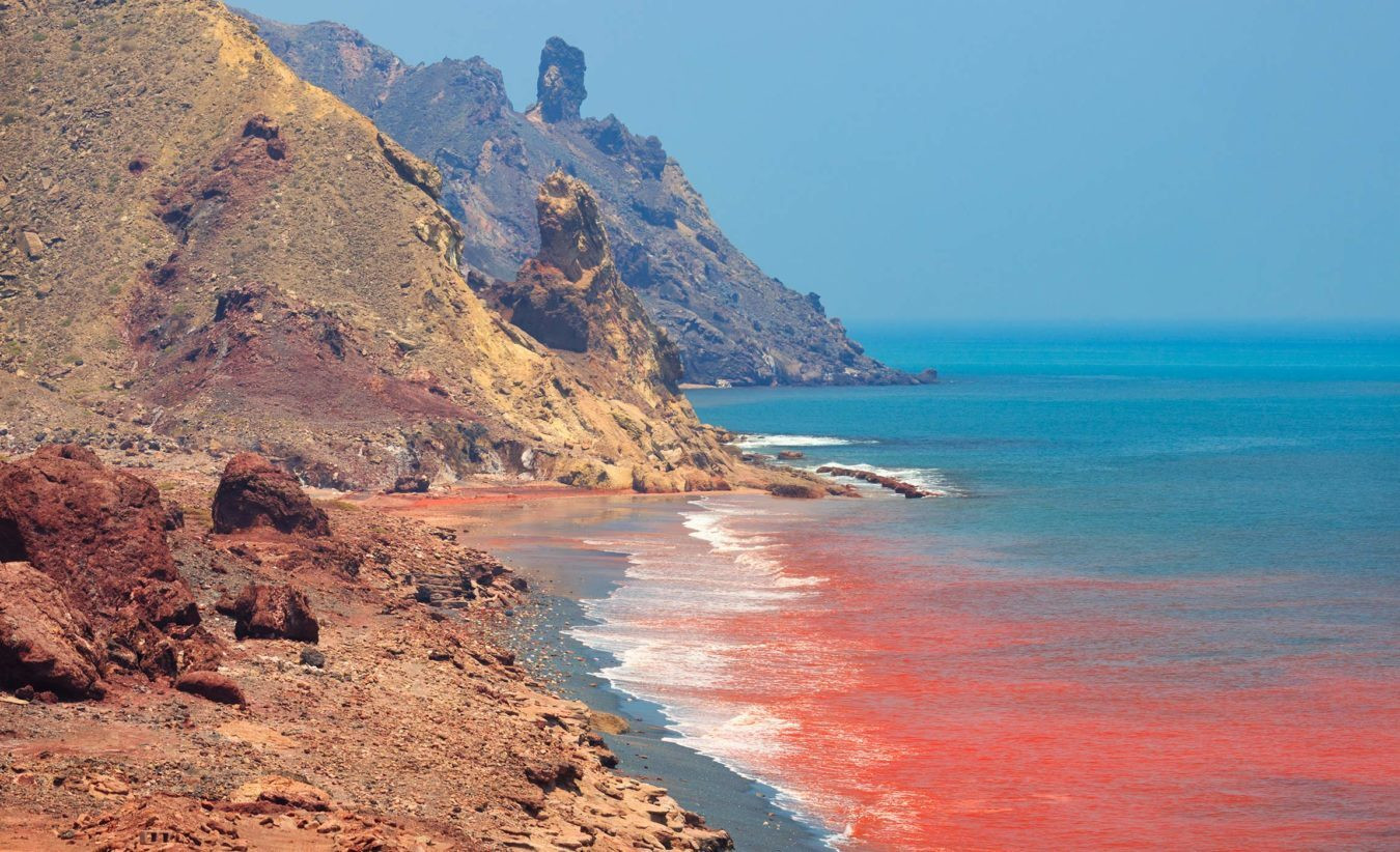 Hòn đảo độc nhất hành tinh với bờ biển đỏ như máu, cát có thể chế thành món ăn - 9