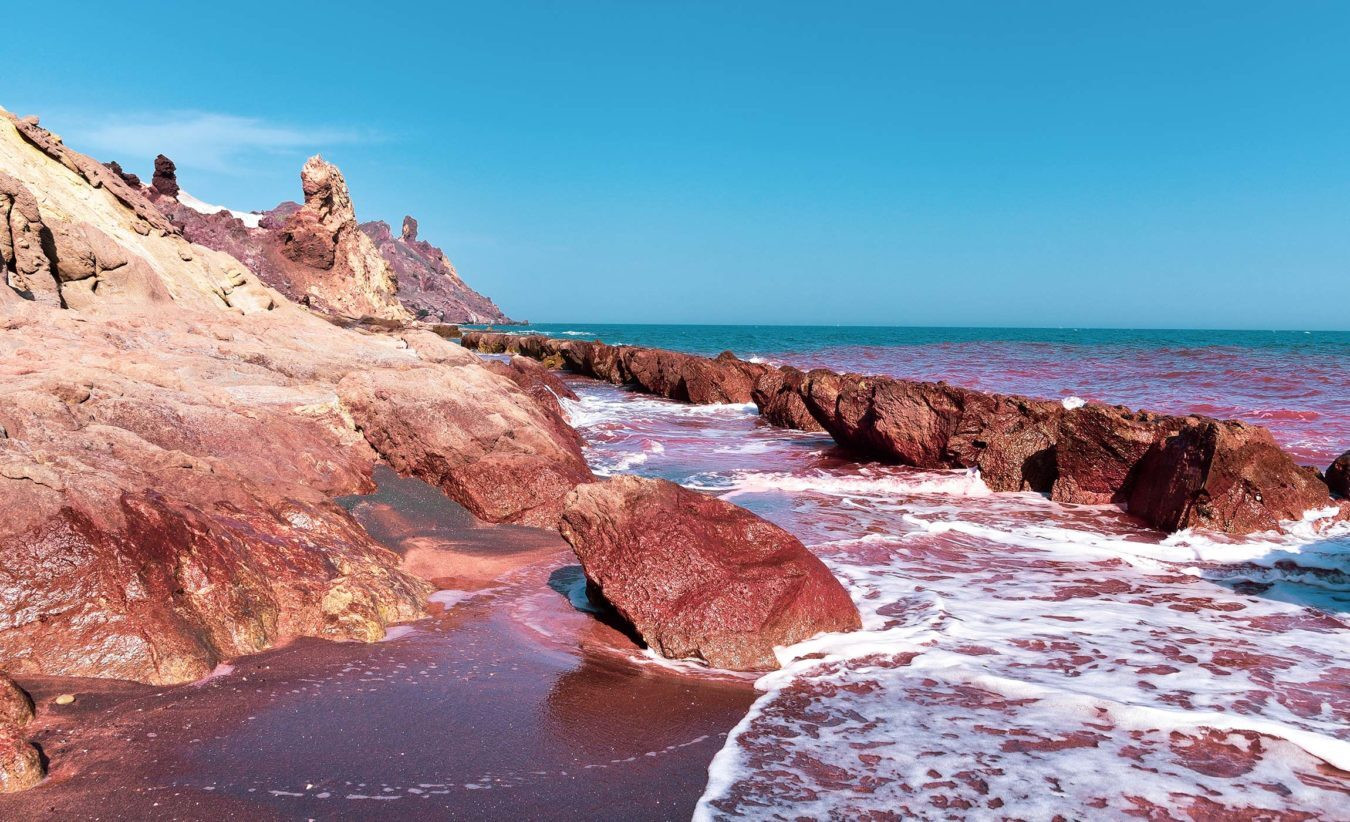 Hòn đảo độc nhất hành tinh với bờ biển đỏ như máu, cát có thể chế thành món ăn - 10