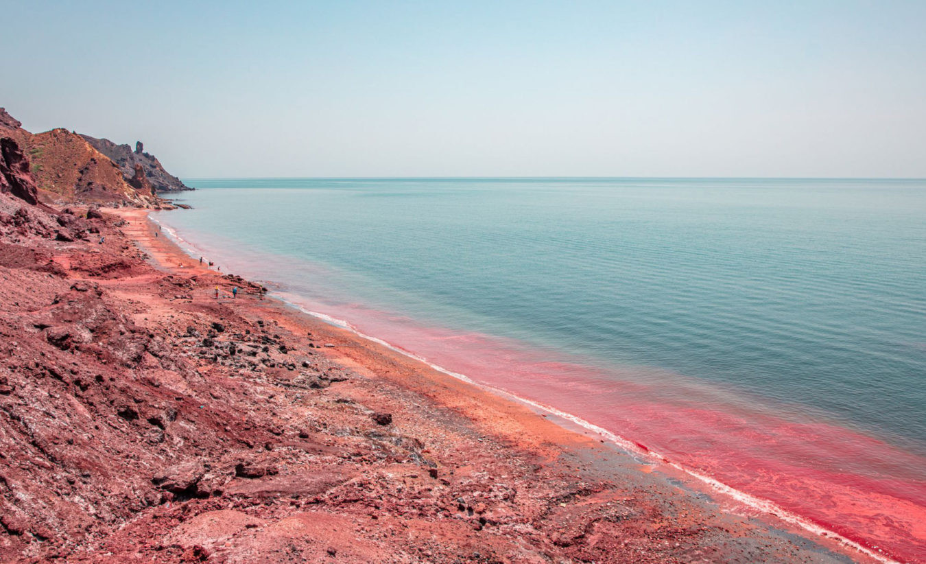 Hòn đảo độc nhất hành tinh với bờ biển đỏ như máu, cát có thể chế thành món ăn - 6