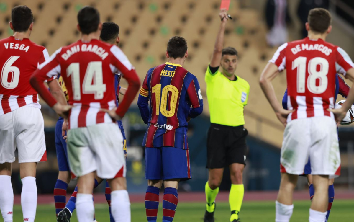 Messi nhận thẻ đỏ duy nhất trong thời gian khoác áo Barca ngày này 1 năm trước. (Ảnh: Reuters). 
