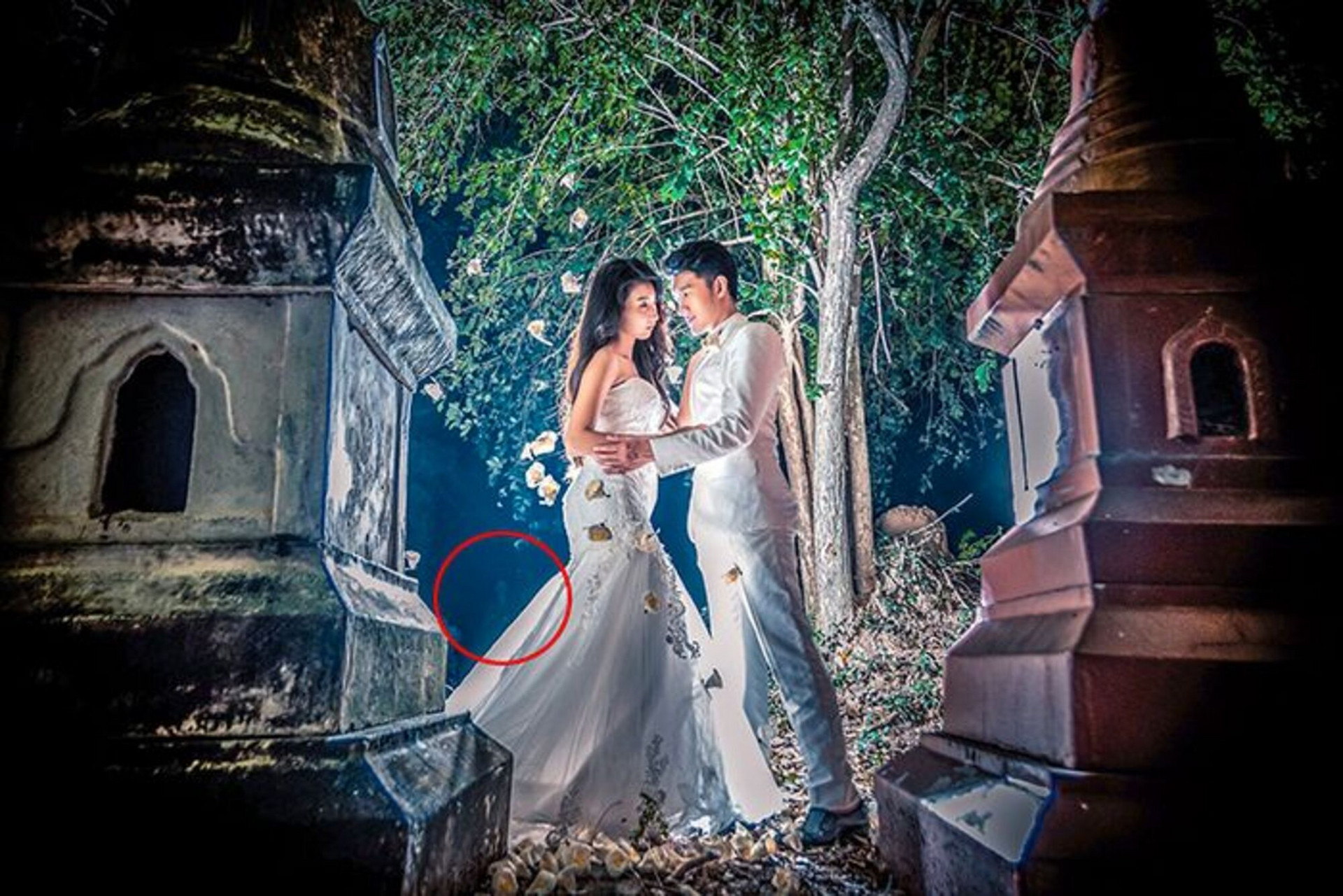 Cặp đôi rủ nhau ra nghĩa địa chụp ảnh cưới, 'nổi da gà' khi nhìn thành quả - 6