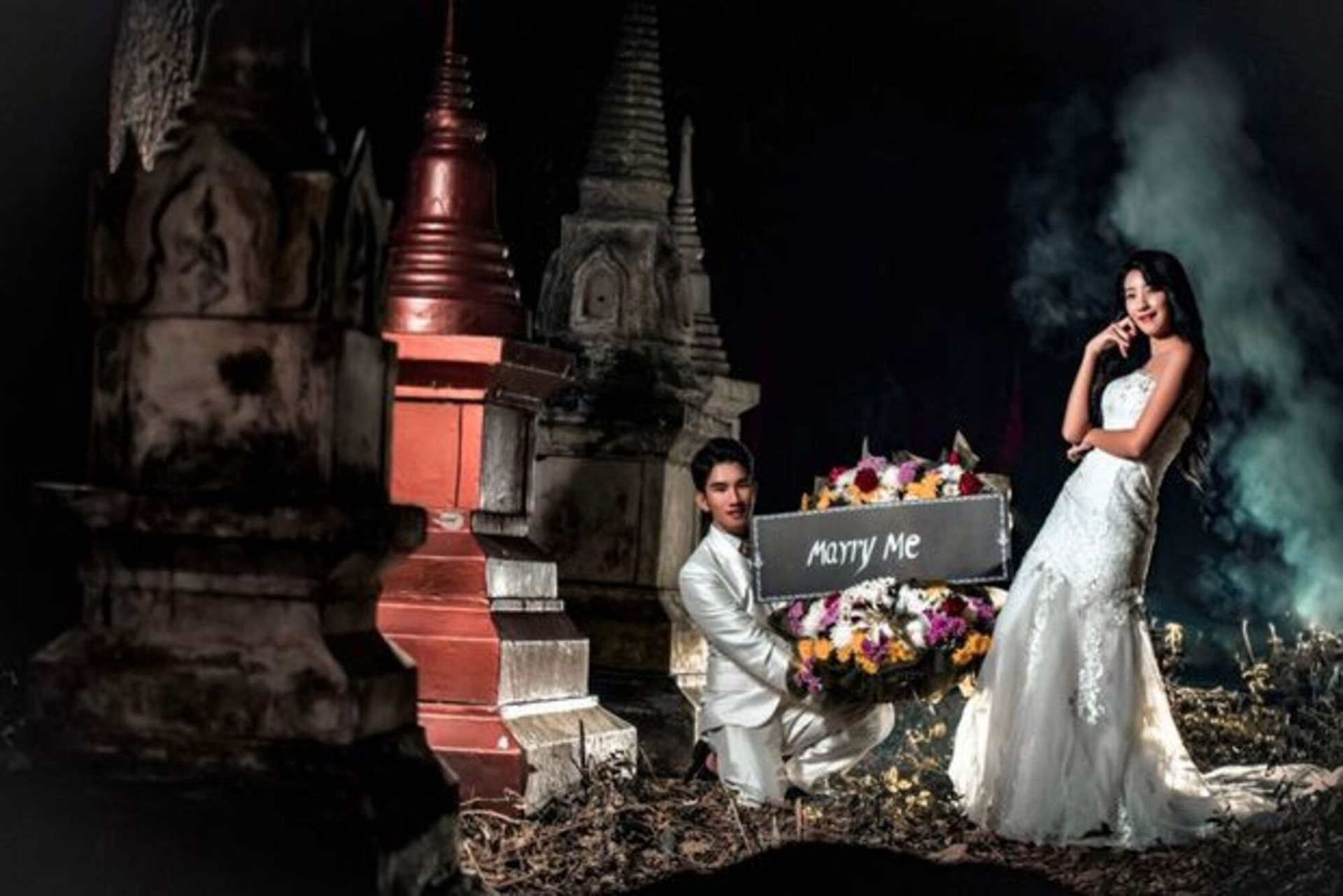 Cặp đôi rủ nhau ra nghĩa địa chụp ảnh cưới, 'nổi da gà' khi nhìn thành quả - 2