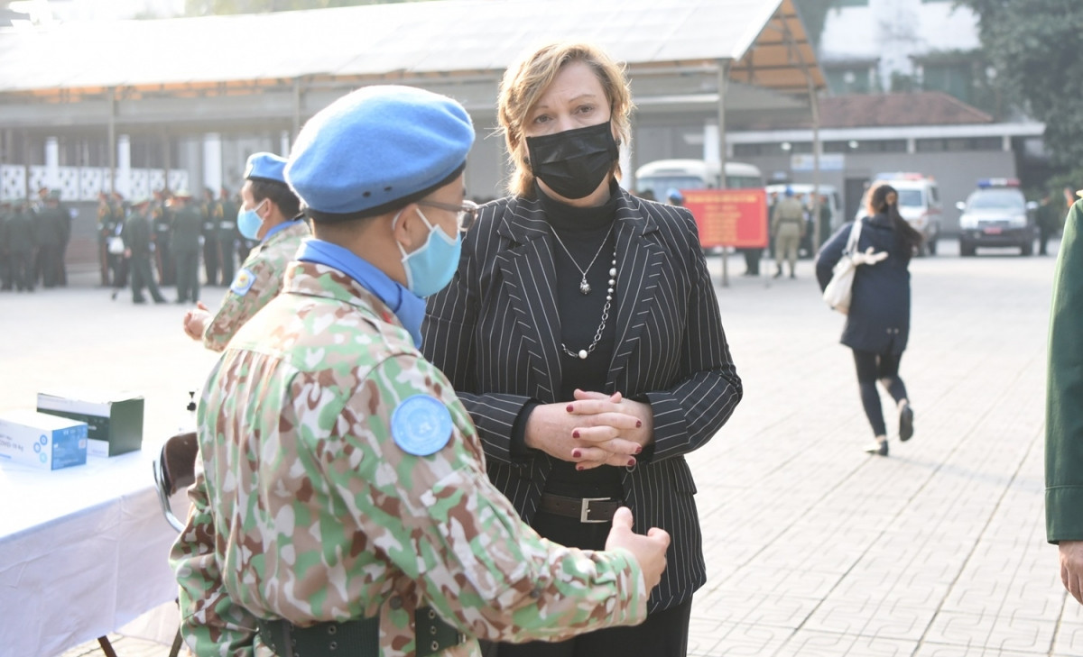 Về đại diện quốc tế, bà Rana Flower, quyền Điều phối viên Liên Hợp Quốc tại Việt Nam cho rằng liệt sĩ, Trung tá Đỗ Anh là 