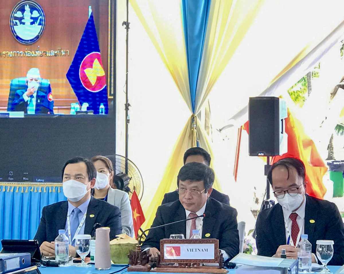 Thứ trưởng Bộ VHTT&DL Đoàn Văn Việt (giữa) và Tổng cục trưởng Tổng cục Du lịch Nguyễn Trùng Khánh (trái) tham dự Hội nghị Bộ trưởng Du lịch ASEAN lần thứ 25 tại Campuchia. Nguồn: Tổng cục Du lịch