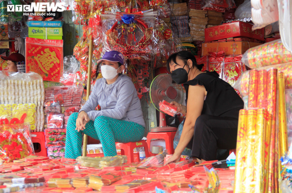 Ảnh: Phố bán đồ trang trí Tết ở Sài Gòn đã rực rỡ, nhưng vẫn vắng người mua - 5