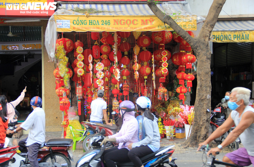 Ảnh: Phố bán đồ trang trí Tết ở Sài Gòn đã rực rỡ, nhưng vẫn vắng người mua - 7
