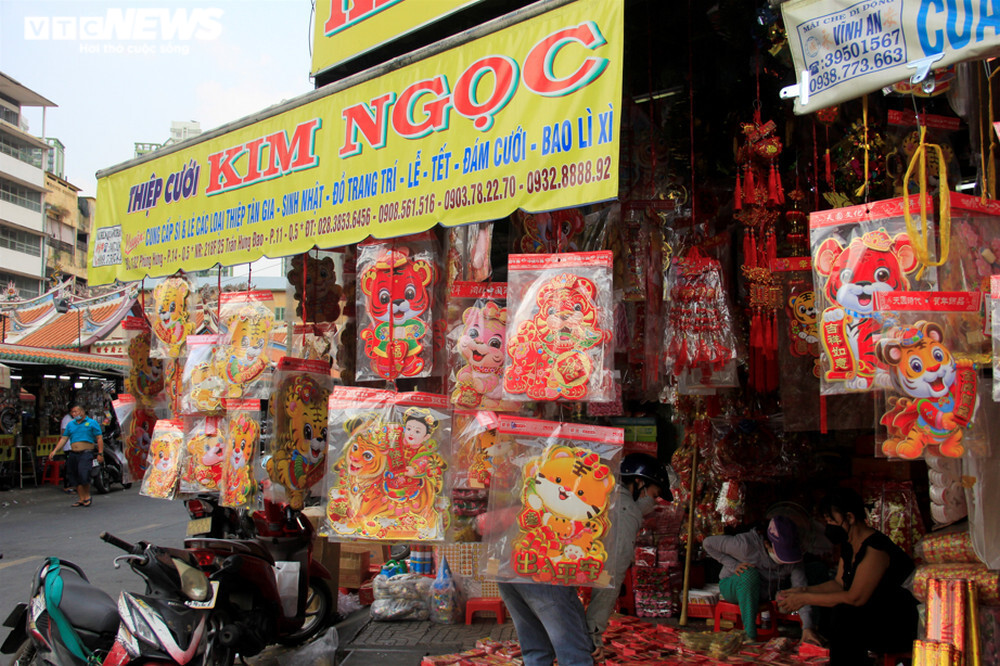 Ảnh: Phố bán đồ trang trí Tết ở Sài Gòn đã rực rỡ, nhưng vẫn vắng người mua - 4