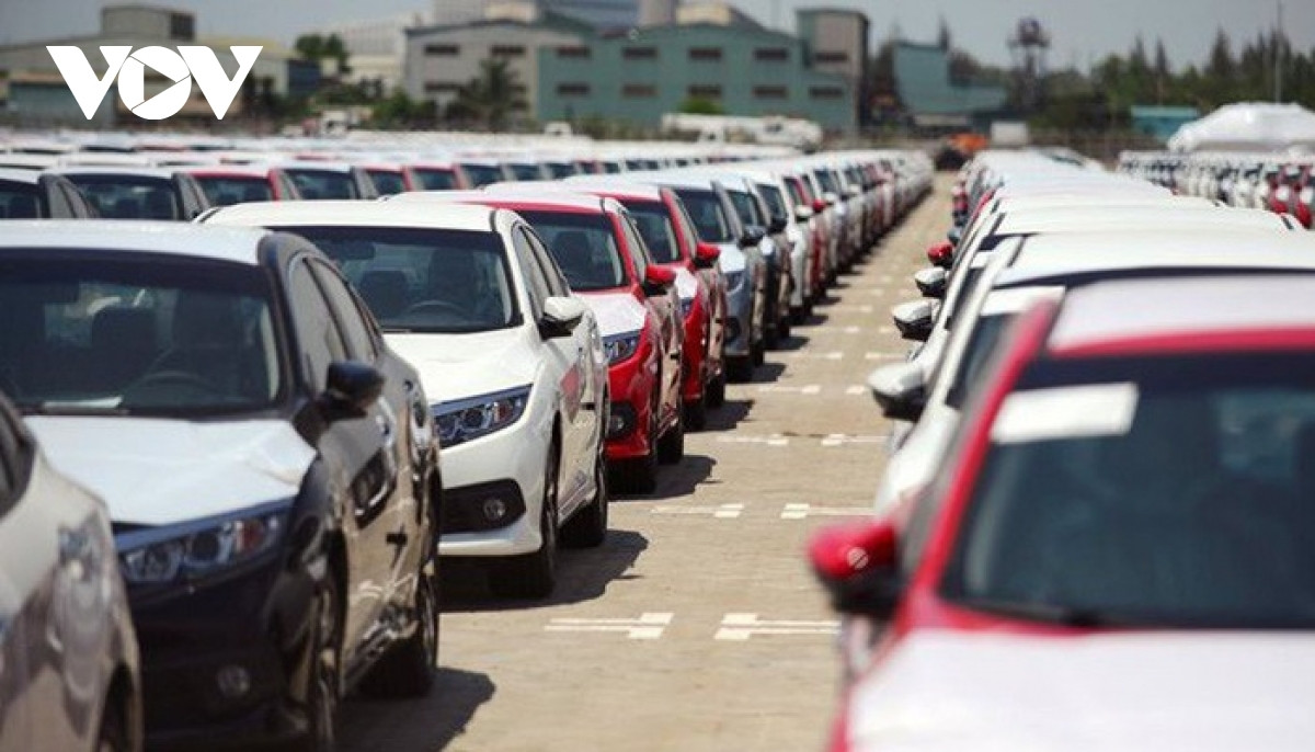 Xe ô tô nhập khẩu giảm mạnh dịp cận Tết