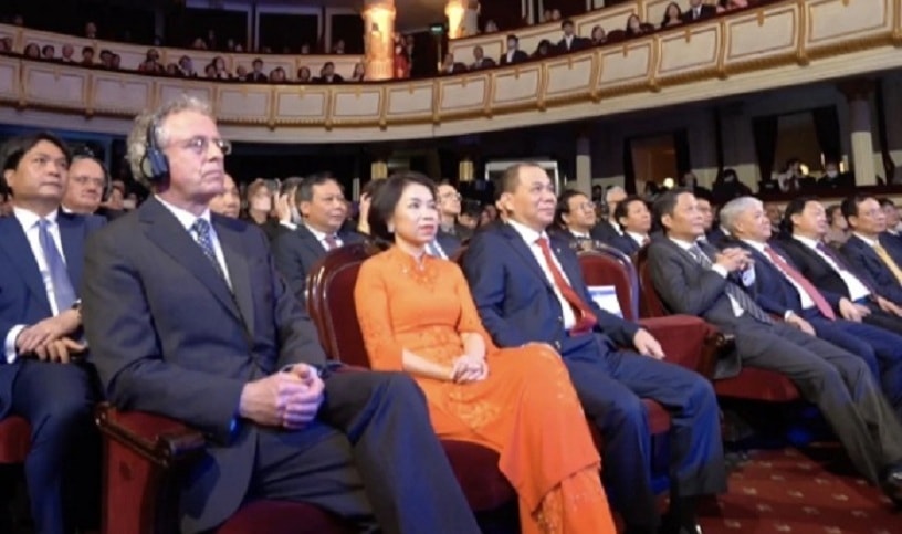 Chân dung phu nhân kín tiếng của tỷ phú Phạm Nhật Vượng lần đầu lộ diện - 1
