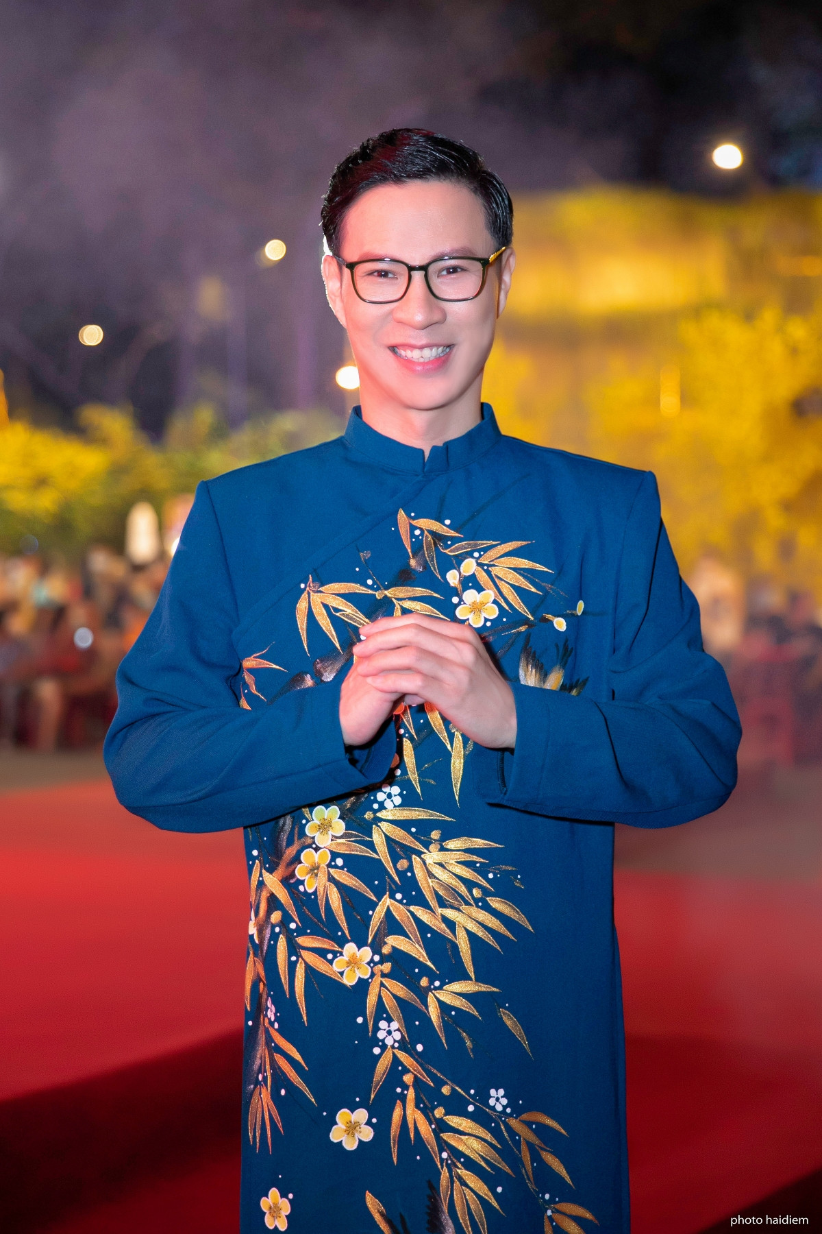 Sau khi lập gia đình và tập trung vào kinh doanh, Quý Bình trở lại showbiz với nhiều hoạt động nổi và đa dạng từ phim ảnh cho đến ca hát. Tham gia chương trình, Quý Bình khoe giọng với ca khúc “Thế nào cũng Tết”.