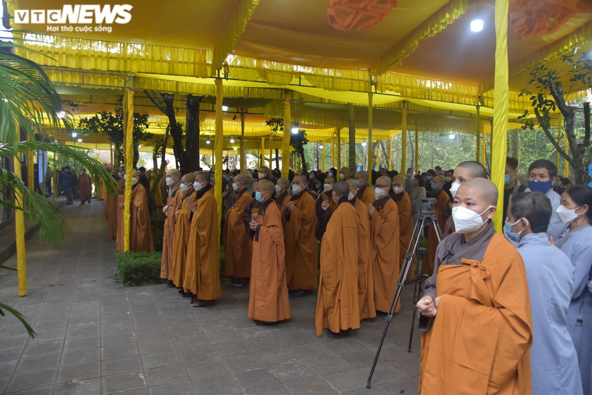 Ngàn người về Tổ đình Từ Hiếu dự lễ Nhập kim quan Thiền sư Thích Nhất Hạnh - 4