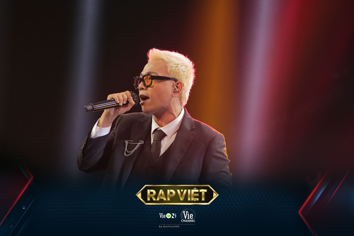 Lil' Wuyn thể hiện bản rap 