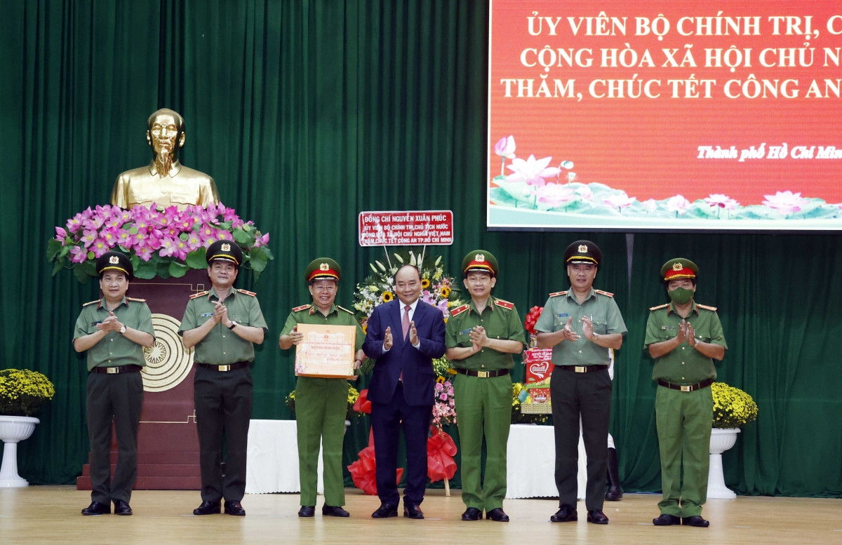 Chủ tịch nước Nguyễn Xuân Phúc chúc Tết, tặng quà cán bộ, chiến sĩ Công an TP.HCM