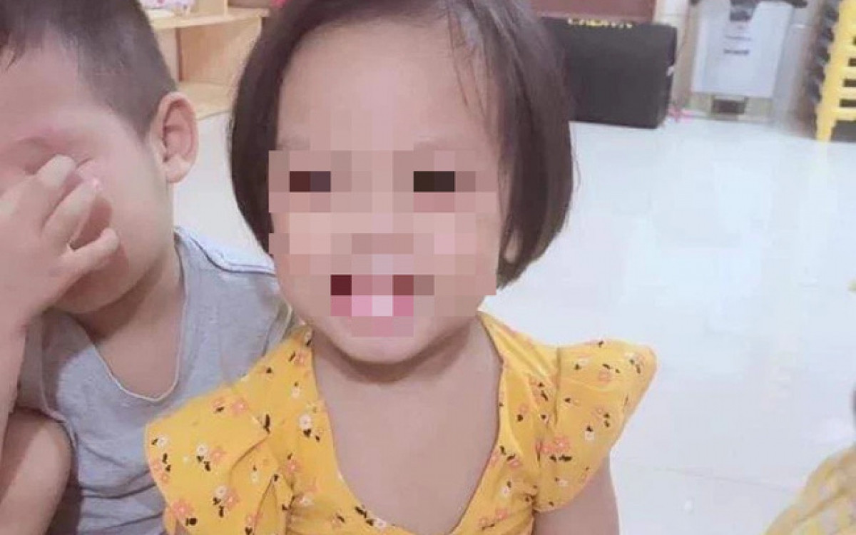 Bé gái Đỗ Ngọc A (3 tuổi) bị bạn trai của mẹ hành hạ bằng cách đóng nhiều cây đinh vào đầu, hiện đang được cấp cứu ở bệnh viện.