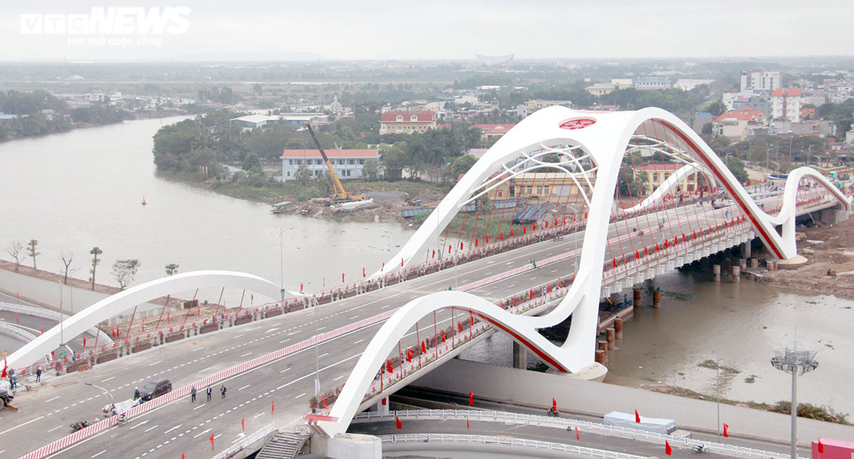 Cận cảnh cây cầu ‘cánh sóng vươn xa’ hơn 2.200 tỷ đồng vừa thông xe ở Hải Phòng  - 4