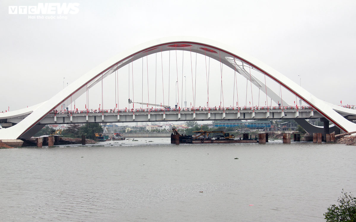 Cận cảnh cây cầu ‘cánh sóng vươn xa’ hơn 2.200 tỷ đồng vừa thông xe ở Hải Phòng  - 5