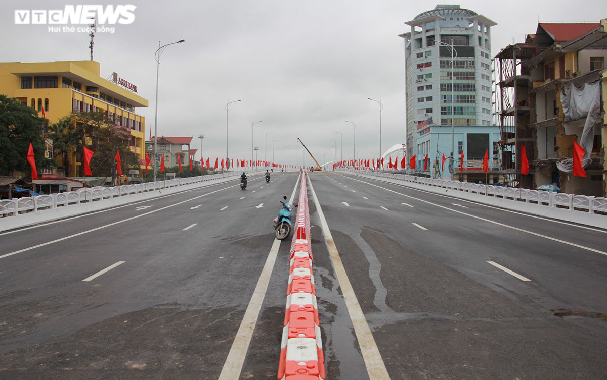 Cận cảnh cây cầu ‘cánh sóng vươn xa’ hơn 2.200 tỷ đồng vừa thông xe ở Hải Phòng  - 9