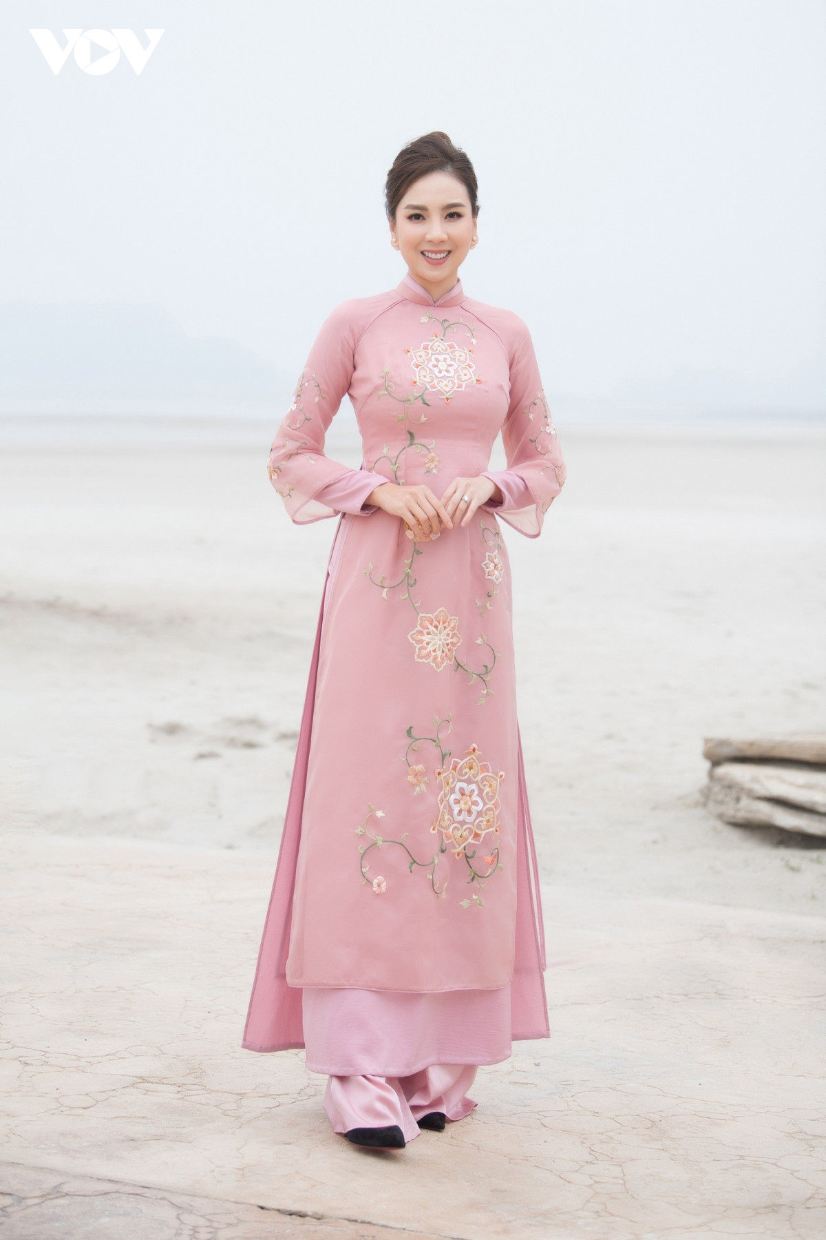 Các mỹ nhân Việt khoe sắc với áo dài của Hoa hậu Ngọc Hân - 8