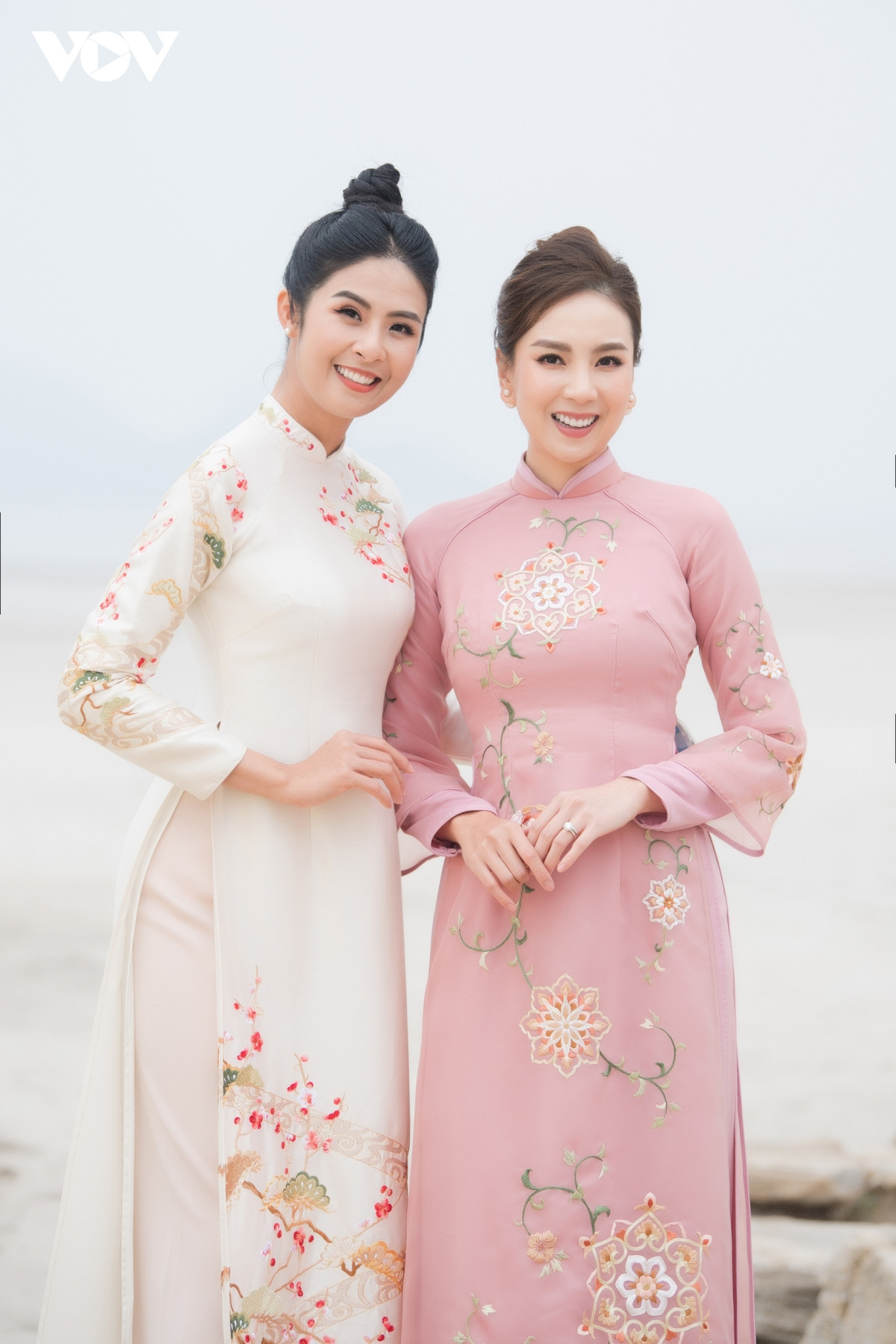 Các mỹ nhân Việt khoe sắc với áo dài của Hoa hậu Ngọc Hân - 5