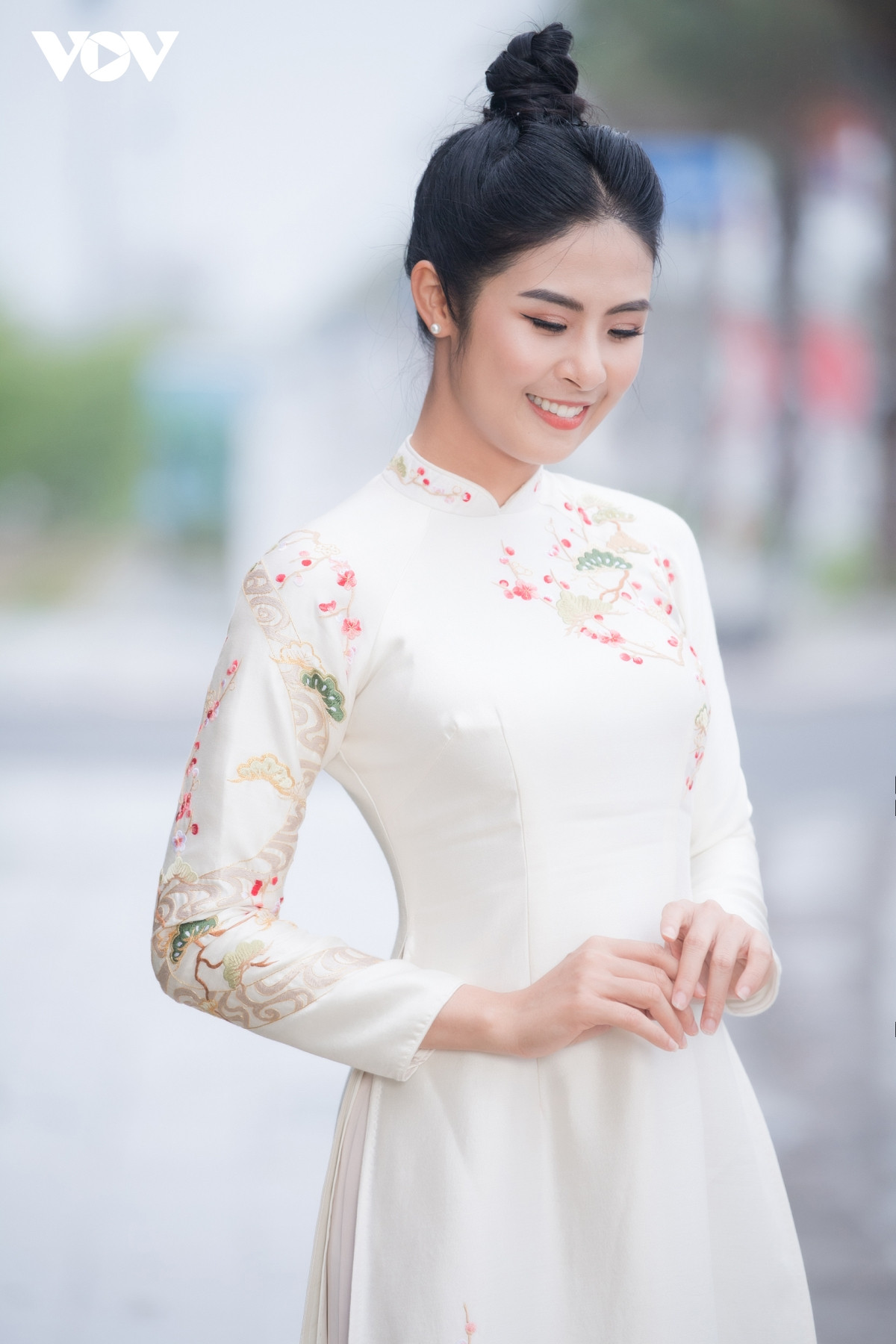 Các mỹ nhân Việt khoe sắc với áo dài của Hoa hậu Ngọc Hân - 10
