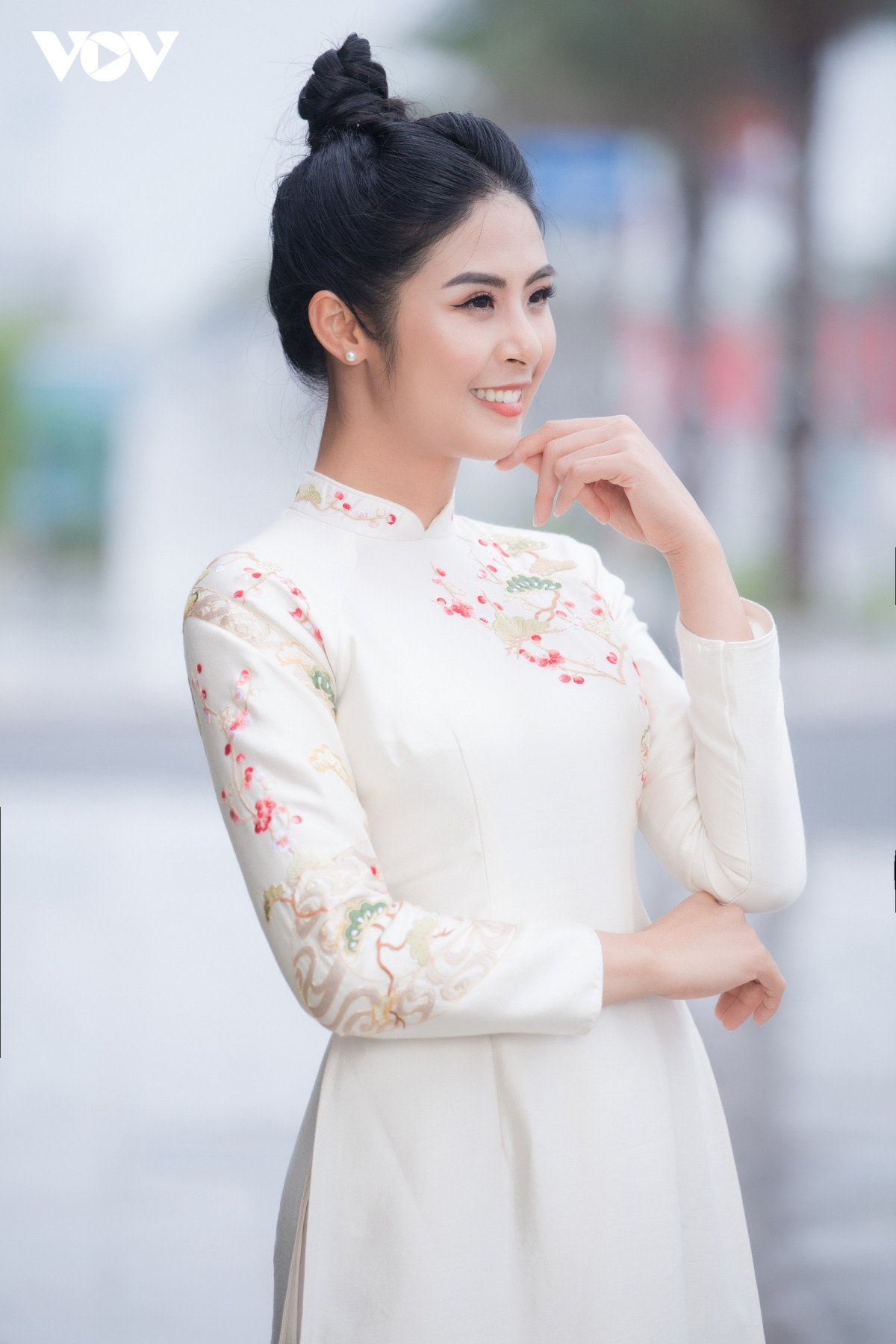 Các mỹ nhân Việt khoe sắc với áo dài của Hoa hậu Ngọc Hân - 4
