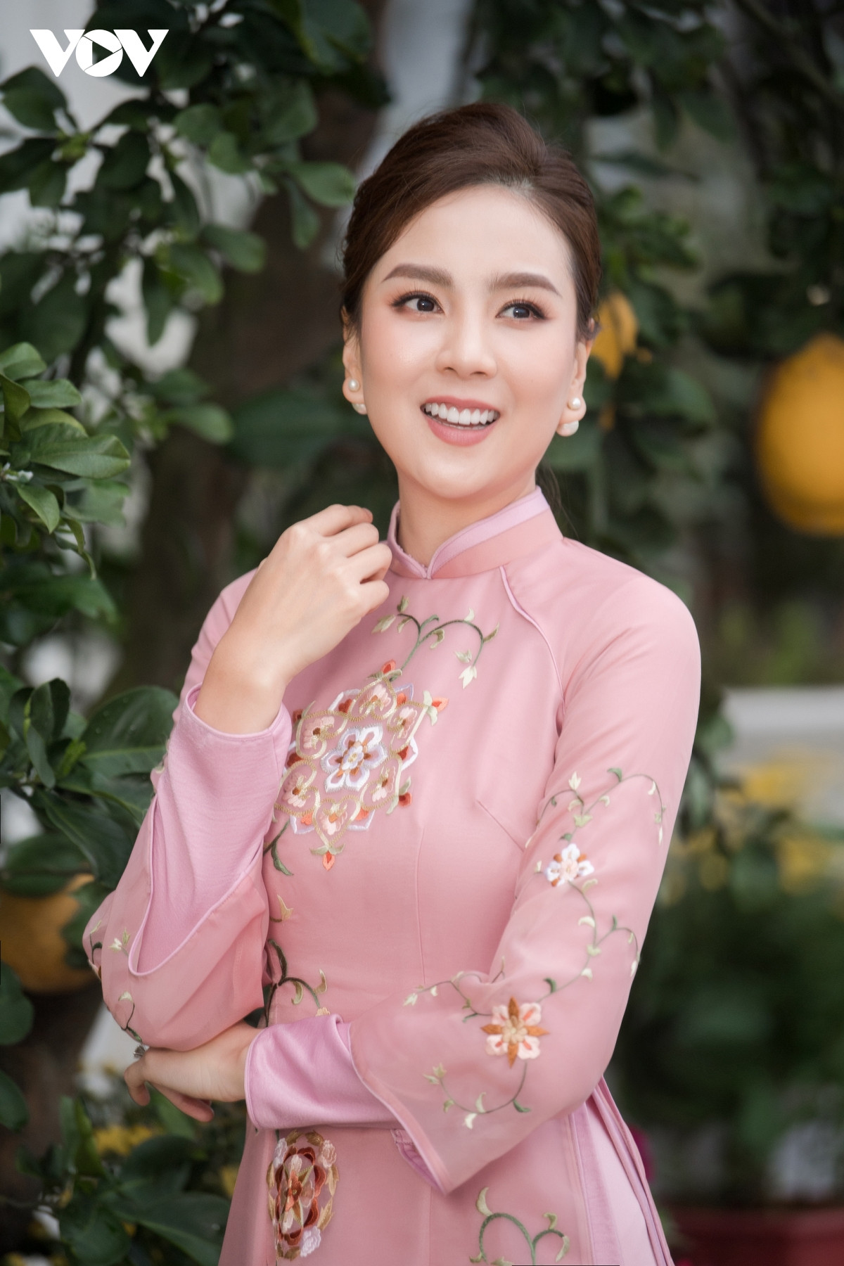 Các mỹ nhân Việt khoe sắc với áo dài của Hoa hậu Ngọc Hân - 12