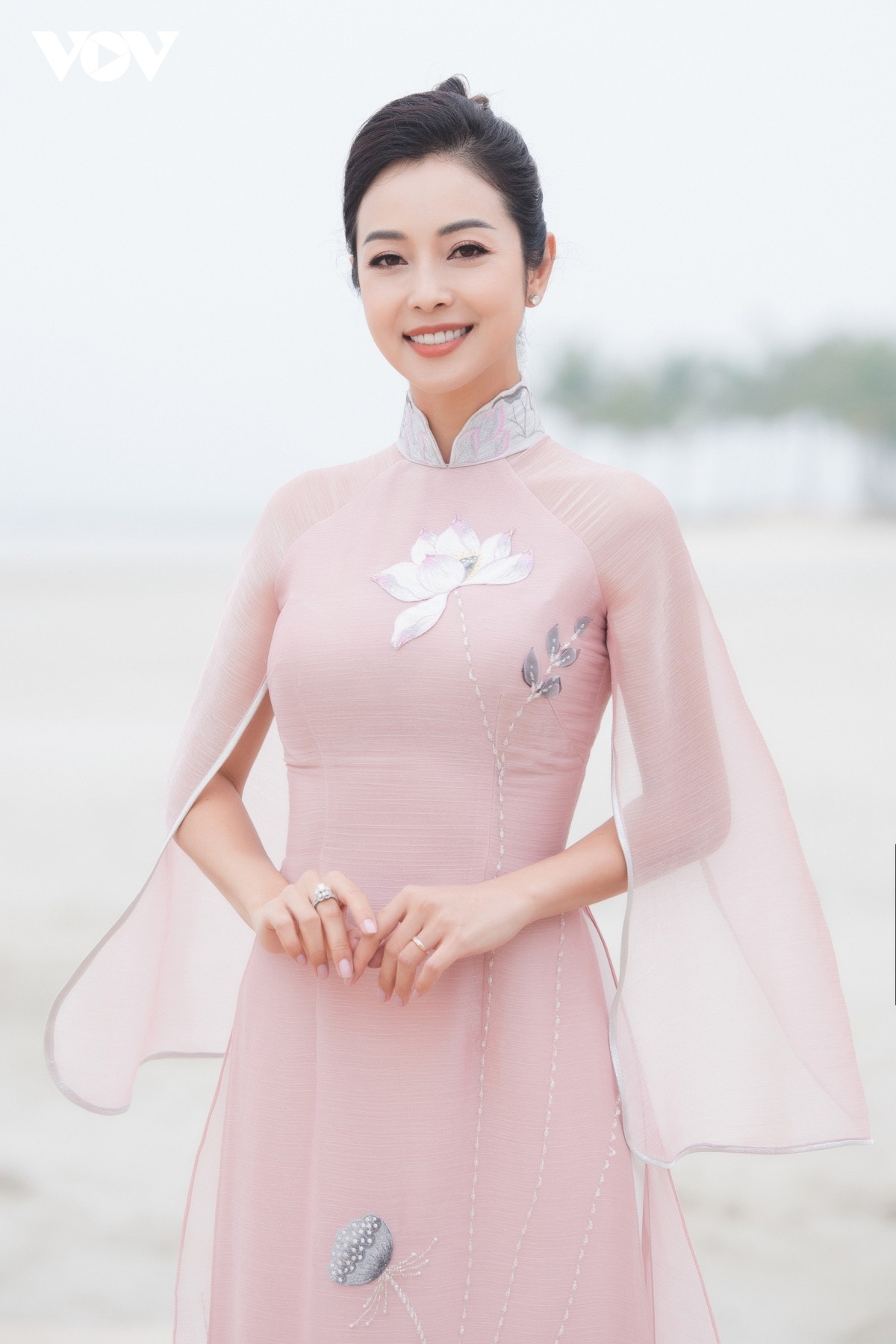 Các mỹ nhân Việt khoe sắc với áo dài của Hoa hậu Ngọc Hân - 7