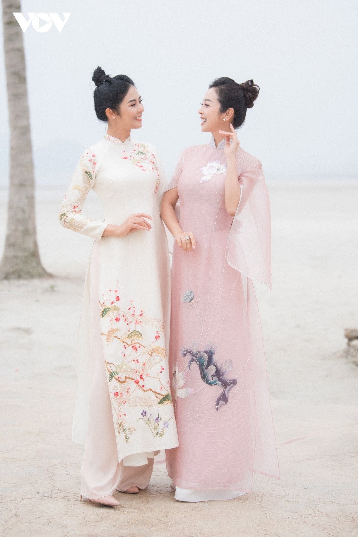 Các mỹ nhân Việt khoe sắc với áo dài của Hoa hậu Ngọc Hân - 9