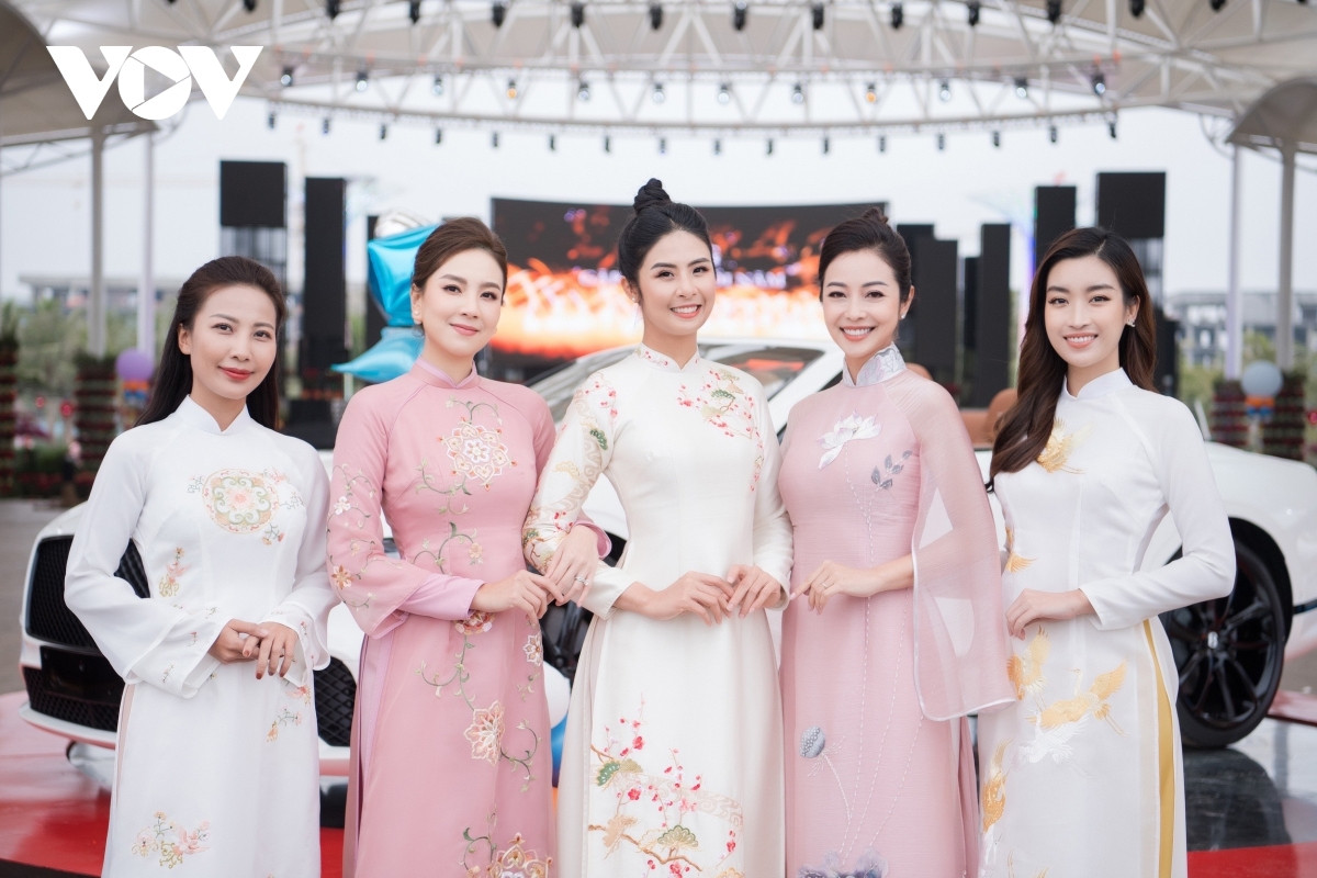 Các mỹ nhân Việt khoe sắc với áo dài của Hoa hậu Ngọc Hân - 1